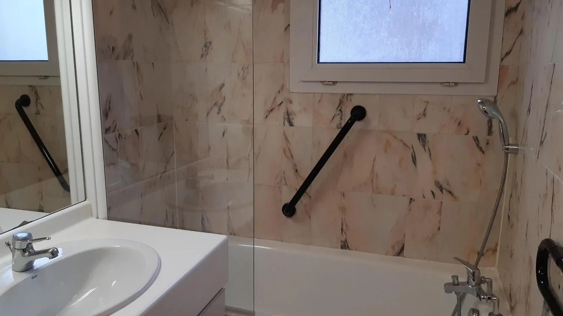 Studio 4 Pers, Balcon, Parking Couvert, Centre Brides-Les-Bains, Proche Thermes Et Telecabines - Fr-1-512-237 0*, Brides-les-Bains